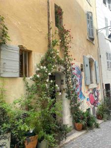 um edifício com flores a crescer ao lado dele em Chez Serge em Marselha