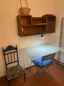 uma mesa e uma cadeira num quarto em Chez Serge em Marselha