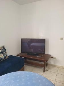 a living room with a tv and a coffee table at Complexe tamuda doha tetouan in Tetouan