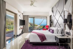 una camera da letto con un letto grande e un balcone di Hotel Mousai - Adults Only a Puerto Vallarta