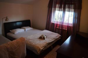 een kleine slaapkamer met een bed en een raam bij House of peace in Podgorica