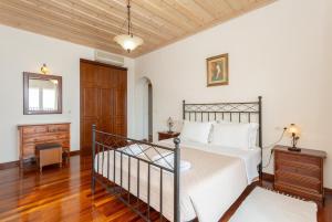 Postel nebo postele na pokoji v ubytování Villa Emilios + 50 fotografií