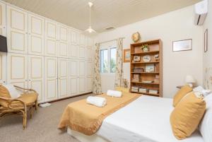 Ένα ή περισσότερα κρεβάτια σε δωμάτιο στο Villa Golden Tiara +54 φωτογραφίες