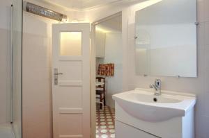 リスボンにあるStay local in Alfama! Deolinda central Home, amazing viewの洗面台と鏡のある白いバスルーム +17枚の写真