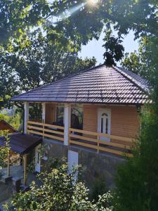 a small building with a roof and a table at Stari Hrast 1 in Prolomska Banja