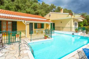 The swimming pool at or close to Villa Sofia