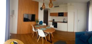Apartament Rodzinny Sarbinowo في ساربينوفو: مطبخ وغرفة طعام مع طاولة وكراسي