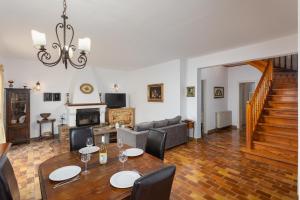 - un salon avec une table, des chaises et un canapé dans l'établissement Villa Anastasia, à Agnítsini