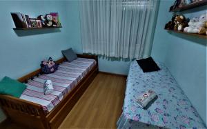 1 dormitorio infantil con 1 cama y 1 cama en Apartamento Completo 2 Quartos Wi-Fi 300 Mbps en Porto Alegre