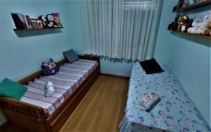 1 dormitorio infantil con 1 cama y 1 cama en Apartamento Completo 2 Quartos Wi-Fi 300 Mbps, en Porto Alegre