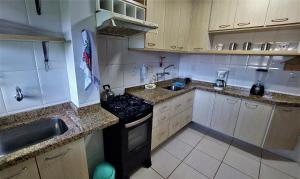 Kuchyň nebo kuchyňský kout v ubytování Apartamento Completo 2 Quartos Wi-Fi 300 Mbps
