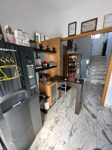 cocina con encimera y mesa con sillas en Mirador De Rouris, en A Coruña