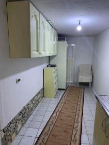 una cucina con frigorifero giallo e sedia di Joy apartment a Gradsko