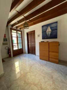 um quarto vazio com uma cómoda de madeira num quarto em Casa de Limon em Palma de Maiorca