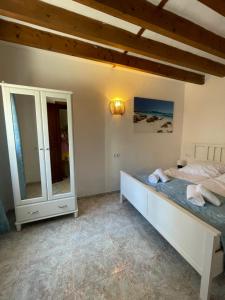 ein Schlafzimmer mit einem Bett und einem großen Spiegel in der Unterkunft Casa de Limon in Palma de Mallorca