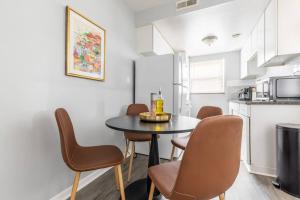 eine Küche und ein Esszimmer mit einem Tisch und Stühlen in der Unterkunft Exclusive NEW Listing! Maple Heights Charm in Maple Heights