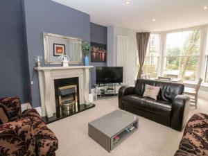 uma sala de estar com um sofá e uma lareira em Central 2 Bed Ground floor Appt em Buxton