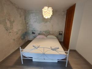 Schlafzimmer mit einem Bett und einem Kronleuchter in der Unterkunft Zorić Apartments & Rooms 2 in Dubrovnik