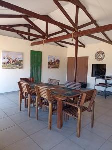 uma sala de jantar com uma mesa de madeira e cadeiras em Droëdap Guest Farm em Springbok