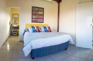 - une chambre avec un grand lit et des oreillers dans l'établissement Droëdap Guest Farm, à Springbok