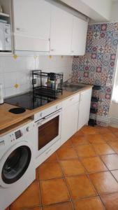 a kitchen with a washing machine on a counter at Bonito y acogedor apartamento cerca de Donostia San Sebastián in Lezo