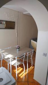 レゾにあるBonito y acogedor apartamento cerca de Donostia San Sebastiánのアーチ道のある部屋(テーブル、椅子付)