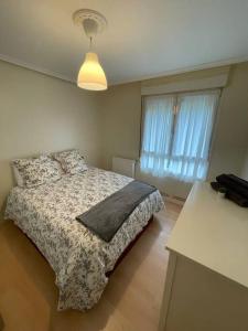 En eller flere senge i et værelse på Bonito y acogedor apartamento cerca de Donostia San Sebastián