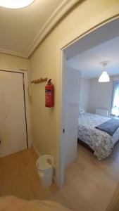 a room with a bed and a fire hydrant at Bonito y acogedor apartamento cerca de Donostia San Sebastián in Lezo