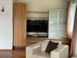 TV a/nebo společenská místnost v ubytování Ferienhaus Altenmarkt