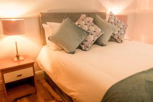 Postel nebo postele na pokoji v ubytování Nevins Newfield Inn Ltd