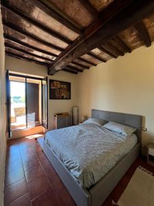 ein Schlafzimmer mit einem großen Bett und einem großen Fenster in der Unterkunft Casa Bruna in Pontassieve