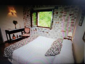 um quarto com uma cama grande e uma janela em Apartamentos Rurales Larrago em Busturia