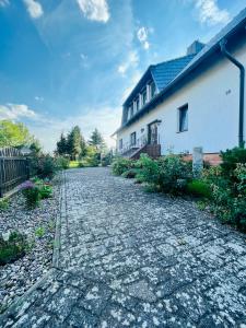 a cobblestone street in front of a house at Kleines Ferienzimmer Uckermark in Casekow