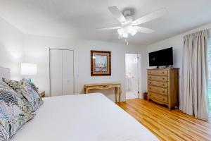 1 dormitorio con 1 cama y TV de pantalla plana en Blue Ridge Cottage, en Waynesville