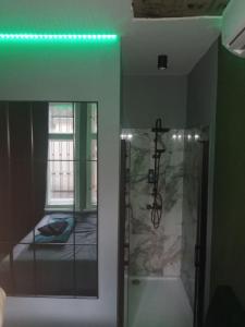 een badkamer met een douche met groen licht bij Relax Mini Hotel Jindřišská in Praag