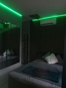 een slaapkamer met een bed met een groen licht bij Relax Mini Hotel Jindřišská in Praag