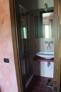 Vonios kambarys apgyvendinimo įstaigoje Il Cargedo