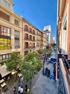 einen Blick über eine Stadtstraße mit Gebäuden in der Unterkunft Charming Puerta del Sol Center - 6 Bedrooms in Madrid