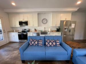 Nhà bếp/bếp nhỏ tại 2bed2bath With Creek And Open Spaces