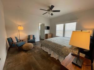 Giường trong phòng chung tại 2bed2bath With Creek And Open Spaces