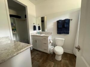 Phòng tắm tại 2bed2bath With Creek And Open Spaces