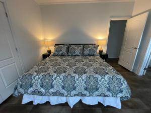 Giường trong phòng chung tại 2bed2bath With Creek And Open Spaces
