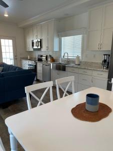 cocina y sala de estar con mesa blanca y sillas en Beautiful Rental Just North Of Durango, en Hermosa