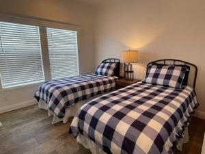 2 camas en una habitación con ventana en Beautiful Rental Just North Of Durango, en Hermosa