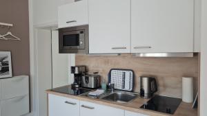 cocina con fregadero y microondas en Mutti ´s Landhof 