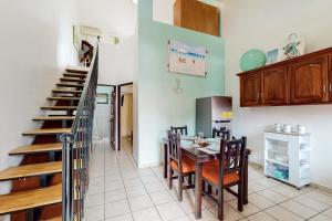 eine Küche und ein Esszimmer mit einem Tisch und Stühlen in der Unterkunft Flamenco Rosa A13 in Coco