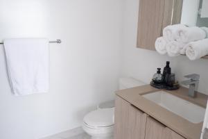 Foto dalla galleria di Modern luxury Waterfront Condo a Mississauga Altre 2 foto