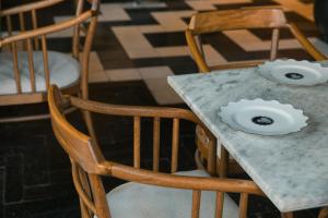 una mesa con dos sillas y una mesa con platos. en Selvario 36 Hotel en Medellín