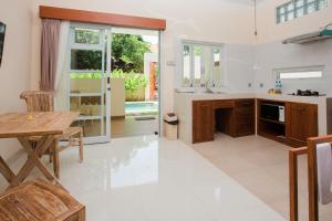 Kuchyň nebo kuchyňský kout v ubytování Donguri House Bali
