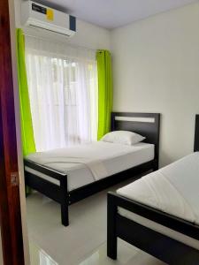 A bed or beds in a room at Casa Bahía Ale, Bahía Ballena Uvita